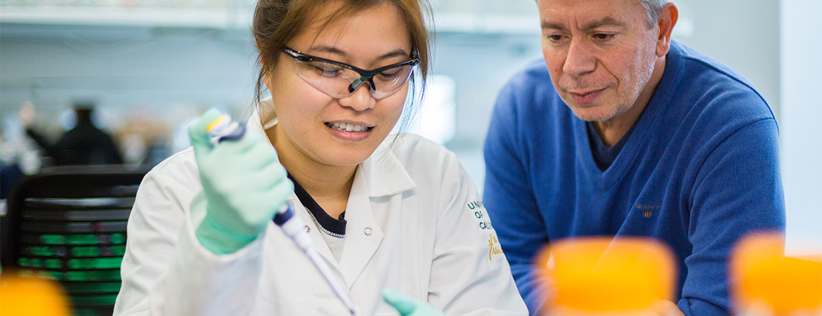Professor Victor Muñoz with a graduate student in the lab